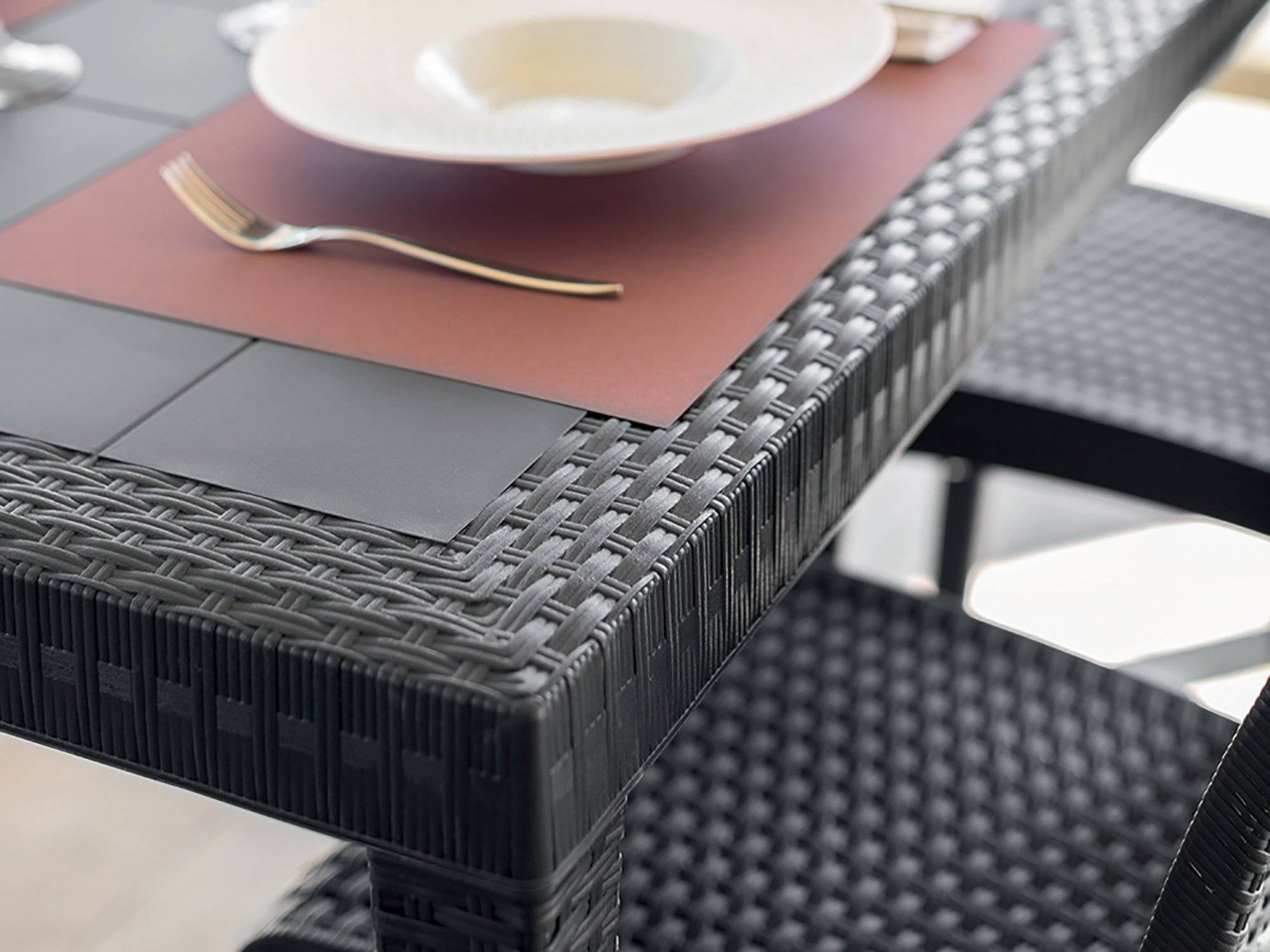 Dmora - Table d'extérieur Dguidon, Etagère carrée fixe, Table de jardin polyvalente effet rotin, 100% Made in Italy, 80x80h74 cm, Anthracite - Dmora - Image 4