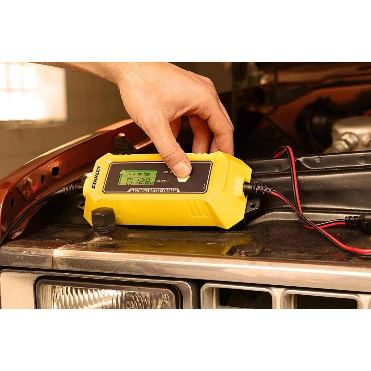 stanley - Chargeur de batterie intelligent 4A 230V 6/12V Voiture Moto Microprocesseur Ecran LCD Maintient de charge Stanley - Image 5