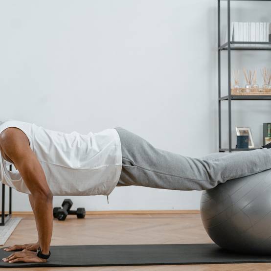 Ballon de Yoga et Fitness Taille S 55 cm Gris – Pompe fournie – Résistant et Multi usages – Gym Ball – Diamètre 55cm – Sun&Sia - Image 3