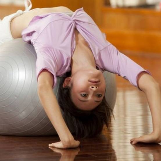 Ballon de Yoga et Fitness Taille S 55 cm Gris – Pompe fournie – Résistant et Multi usages – Gym Ball – Diamètre 55cm – Sun&Sia - Image 5