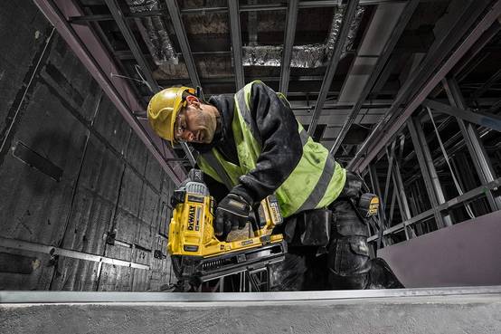 Cloueur XR 18V - béton et acier - DEWALT - avec 2 batteries 18V 5Ah li-ion + chargeur + accessoires + TOUGHSYSTEM - DCN890P2 - Image 7