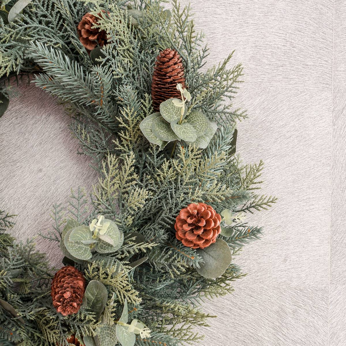 Couronne de Noël artificielle Ø60 cm - style evergreens - Little Grove - Image 4