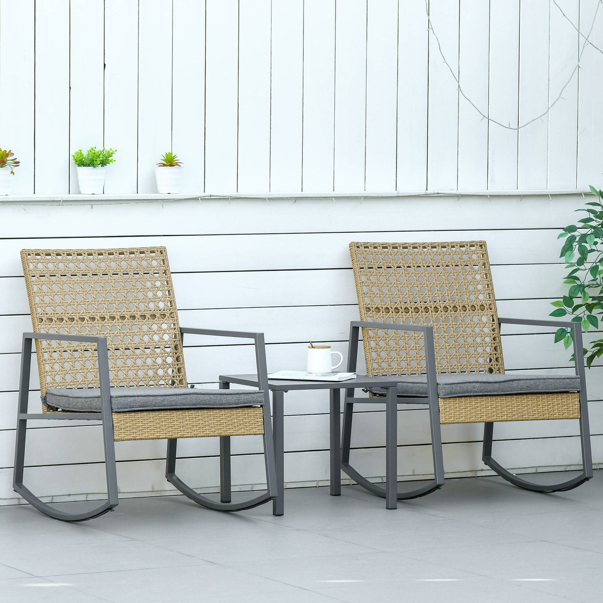 Outsunny - Ensemble de jardin 3 pièces style colonial 2 fauteuils à bascule avec coussins assise gris table basse métal époxy résine tressée beige - Outsunny - Image 2