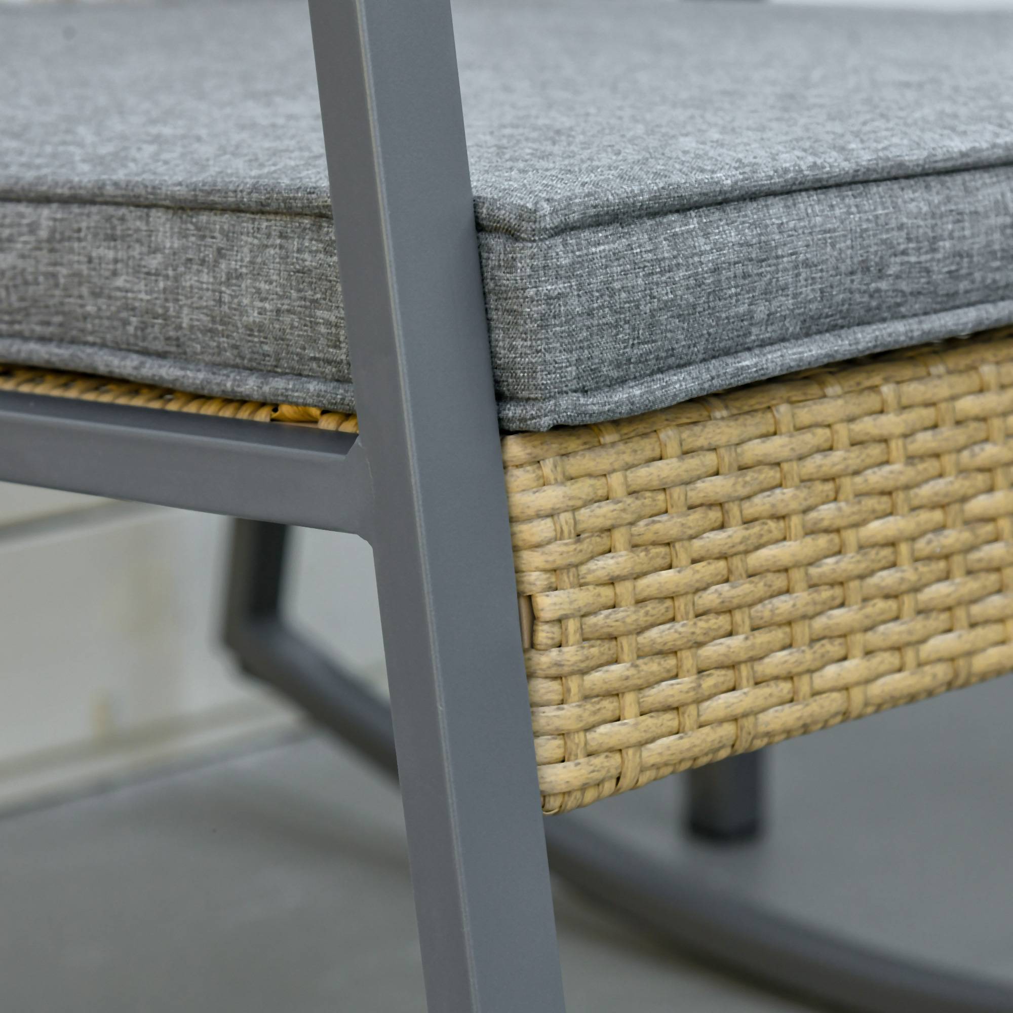 Outsunny - Ensemble de jardin 3 pièces style colonial 2 fauteuils à bascule avec coussins assise gris table basse métal époxy résine tressée beige - Outsunny - Image 5