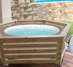 Habrita - Habillage bois hexagonal pour spas et piscines gonflables / largeur extérieure 2,77 m x largeur intérieure bord à bord 2,21 m x hauteur 0,71 m - Image 1