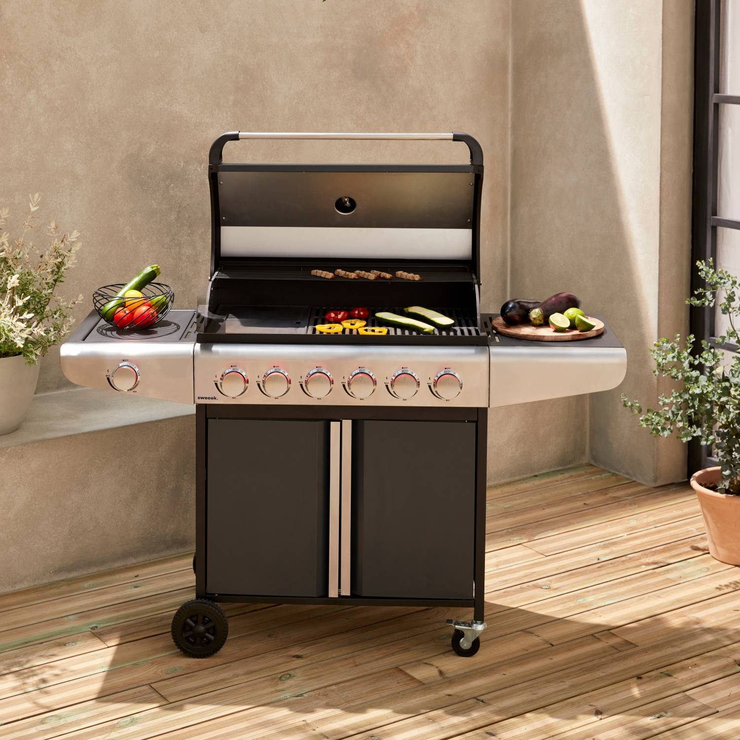 sweeek - Barbecue au gaz - Bazin 6 Gris anthracite -  Cuisine extérieure 6 brûleurs dont 1 feu latéral avec tablettes et thermomètre. rangement. roues | sweeek - Image 1