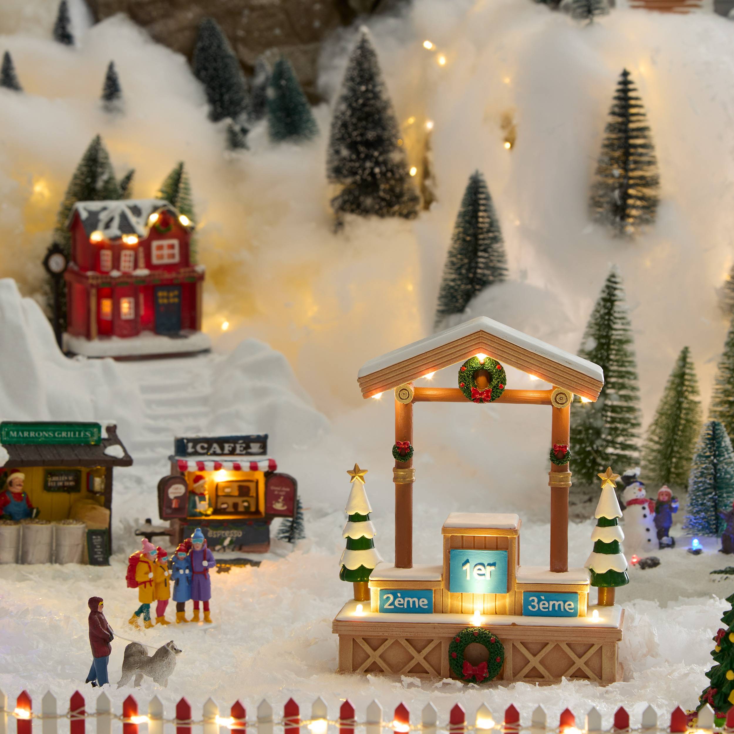 Atmosphera - Podium de ski lumineux de village de Noël 8 LED à piles - Atmosphera Créateur d'intérieur - Image 1