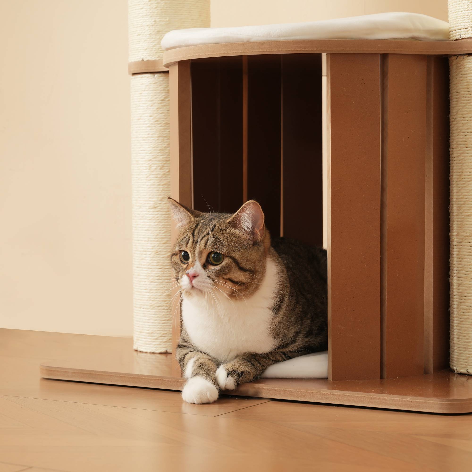 Arbre à chat Bois MDF pour Chats avec Maisonnette et Griffoirs XXL 135cm Marron - ComfortXL Outdoor Living - Image 10