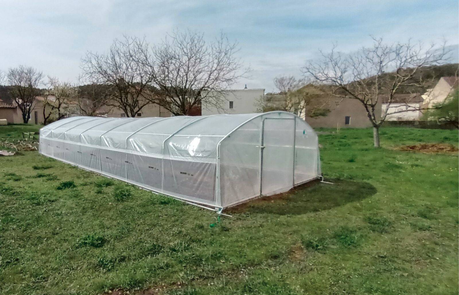 Serre de jardin - 48m² - 4 x 12m - hauteur 1,78m (sans déclaration) - pied droit 1,10m - PE haute densité - 1 porte pivotante - LES SERRES TONNEAU