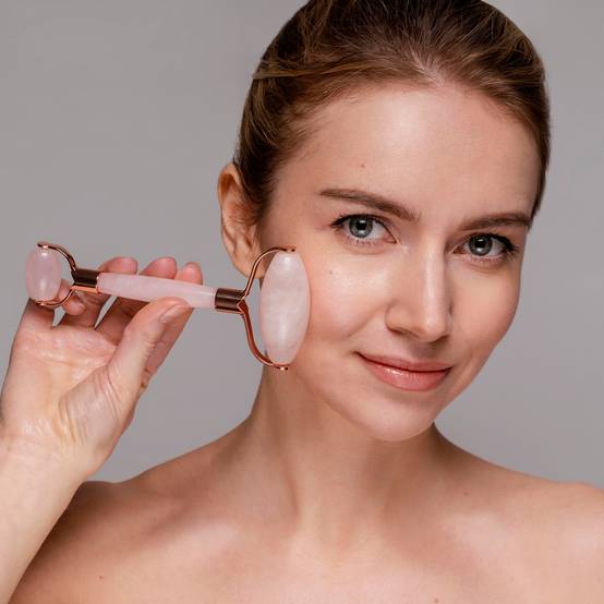 Roller en Quartz Rose - Masseur Visage – Rouleau de Jade Naturel + Housse – Anti-Age - Réduit les ridules - Routine Beauté - Sun&Sia - Image 2