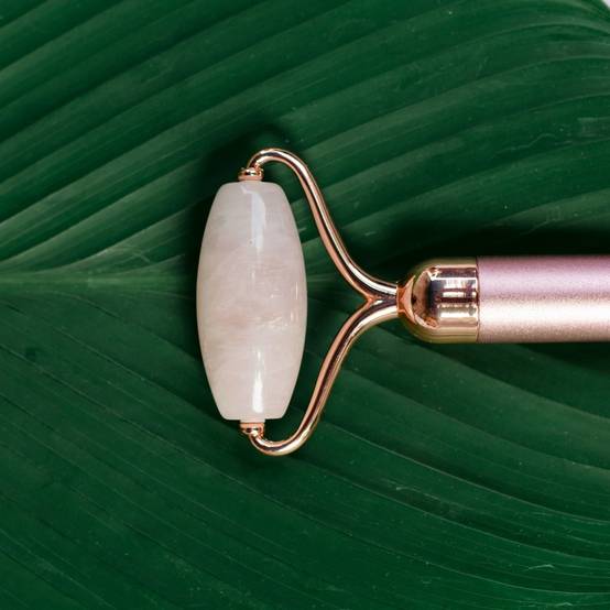 Roller en Quartz Rose - Masseur Visage – Rouleau de Jade Naturel + Housse – Anti-Age - Réduit les ridules - Routine Beauté - Sun&Sia - Image 6