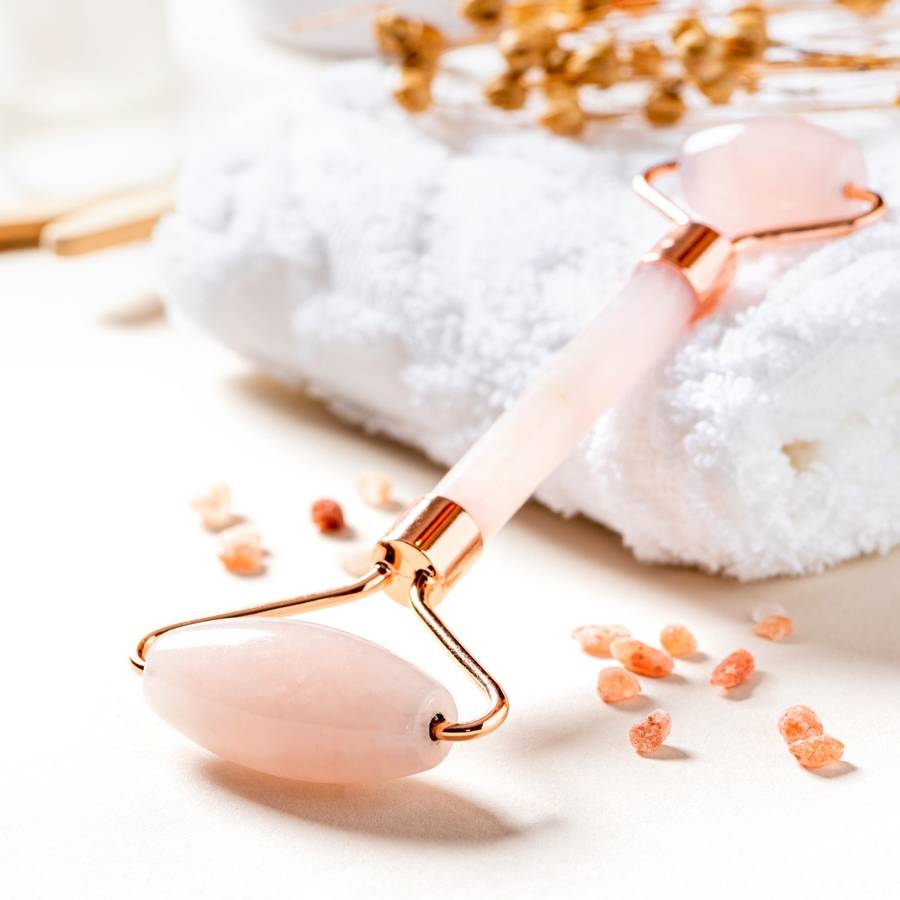 Roller en Quartz Rose - Masseur Visage – Rouleau de Jade Naturel + Housse – Anti-Age - Réduit les ridules - Routine Beauté - Sun&Sia - Image 1