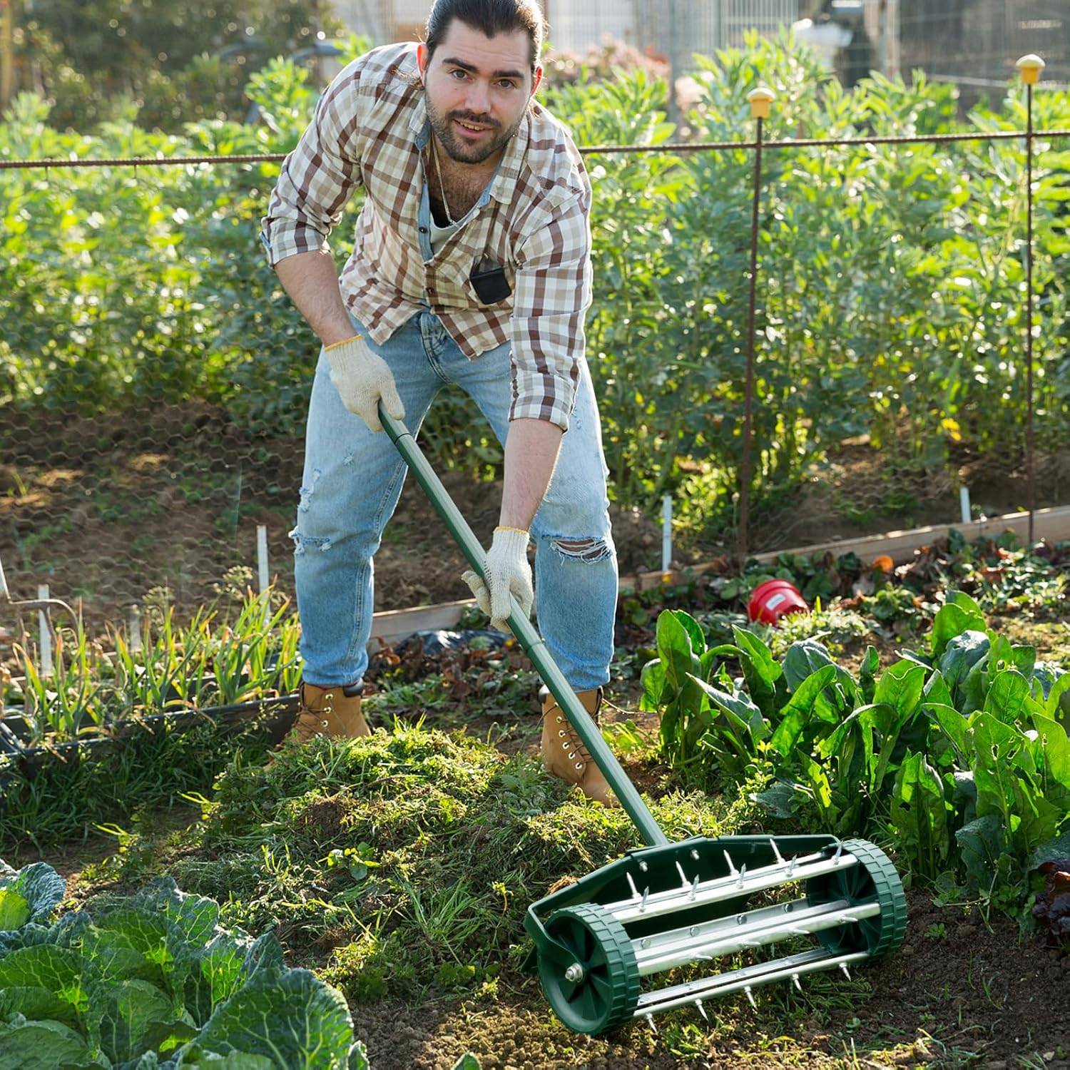 Aérateur à Gazon Roulant de 46 cm, Scarificateur Manuel à Pointes Rotatives  46 x 15 x 127 cm, Vert - Image 1