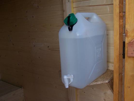 Habrita - Abri WC bois massif avec plancher / EDEN TOILETTES SECHES avec lave-mains / surface ext : 2,62 m2 / toiture plaques ondulées plus grande longévité - Image 4