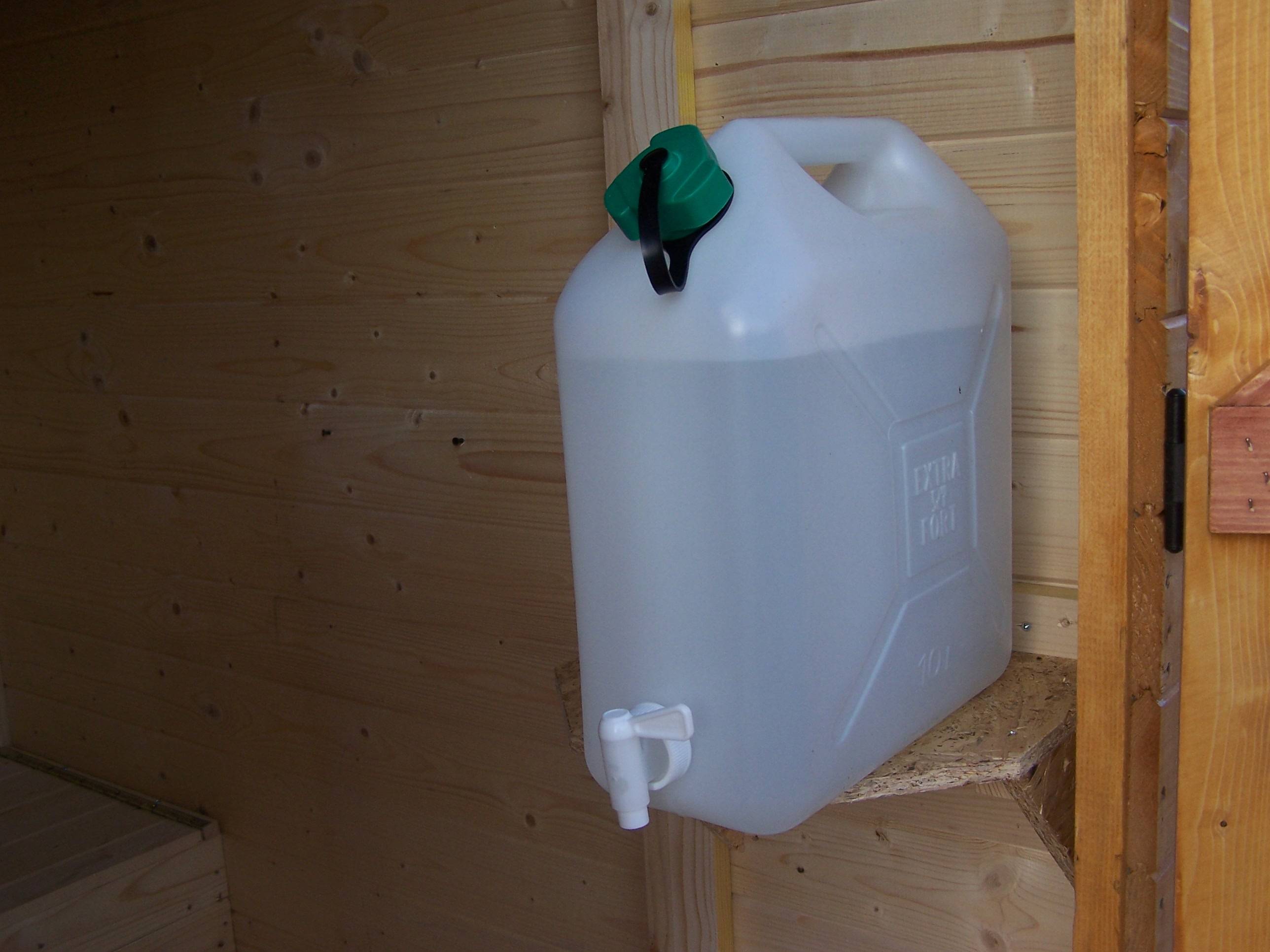 Habrita - Abri WC bois massif avec plancher / EDEN TOILETTES SECHES avec lave-mains  / surface ext : 2,62 m2 / toiture plaques ondulées plus grande longévité - Image 4