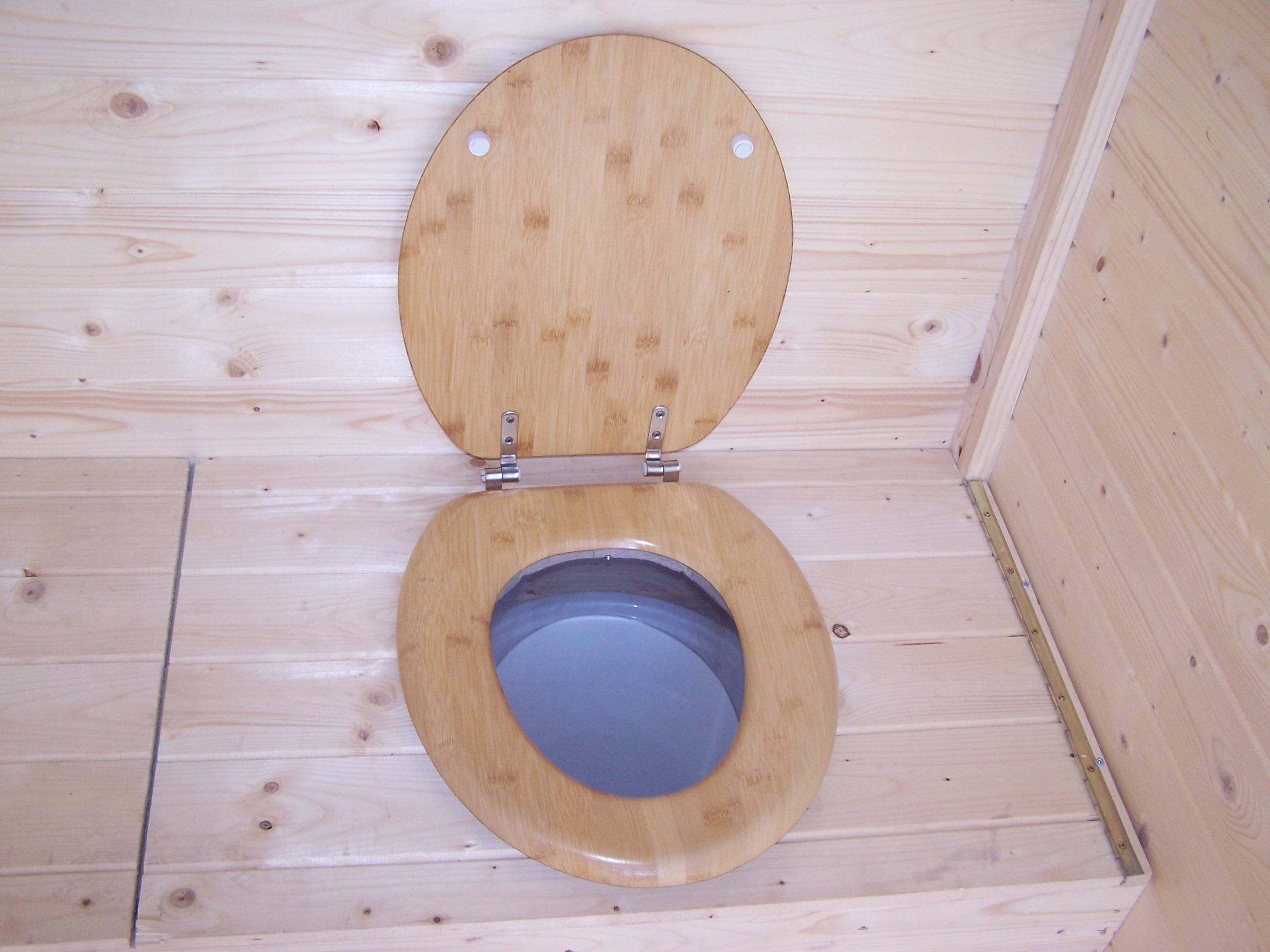 Habrita - Abri WC bois massif avec plancher / EDEN TOILETTES SECHES avec lave-mains / surface ext : 2,62 m2 / toiture plaques ondulées plus grande longévité - Image 3