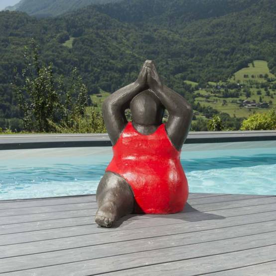 Sculpture de grosse femme en rouge - Image 5
