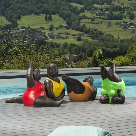 Sculpture de grosse femme en rouge - Image 6