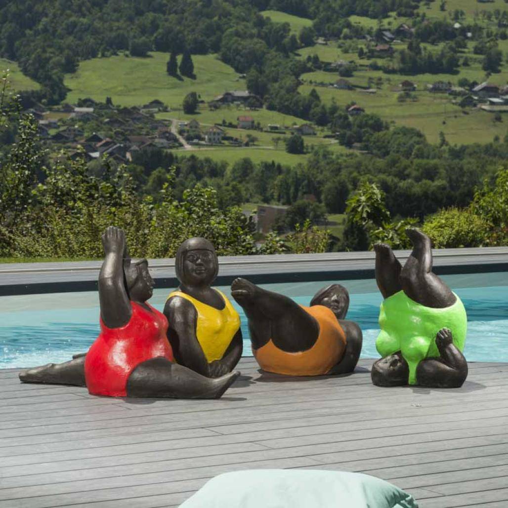 Sculpture de grosse femme en rouge - Image 6