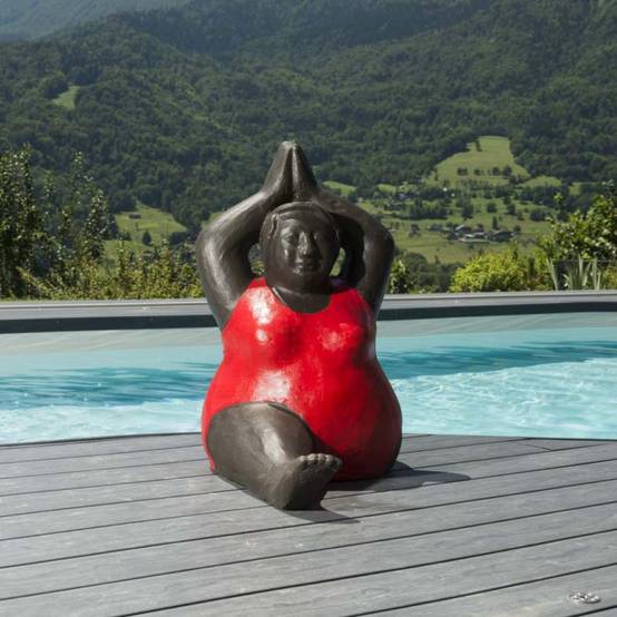 Sculpture de grosse femme en rouge - Image 3