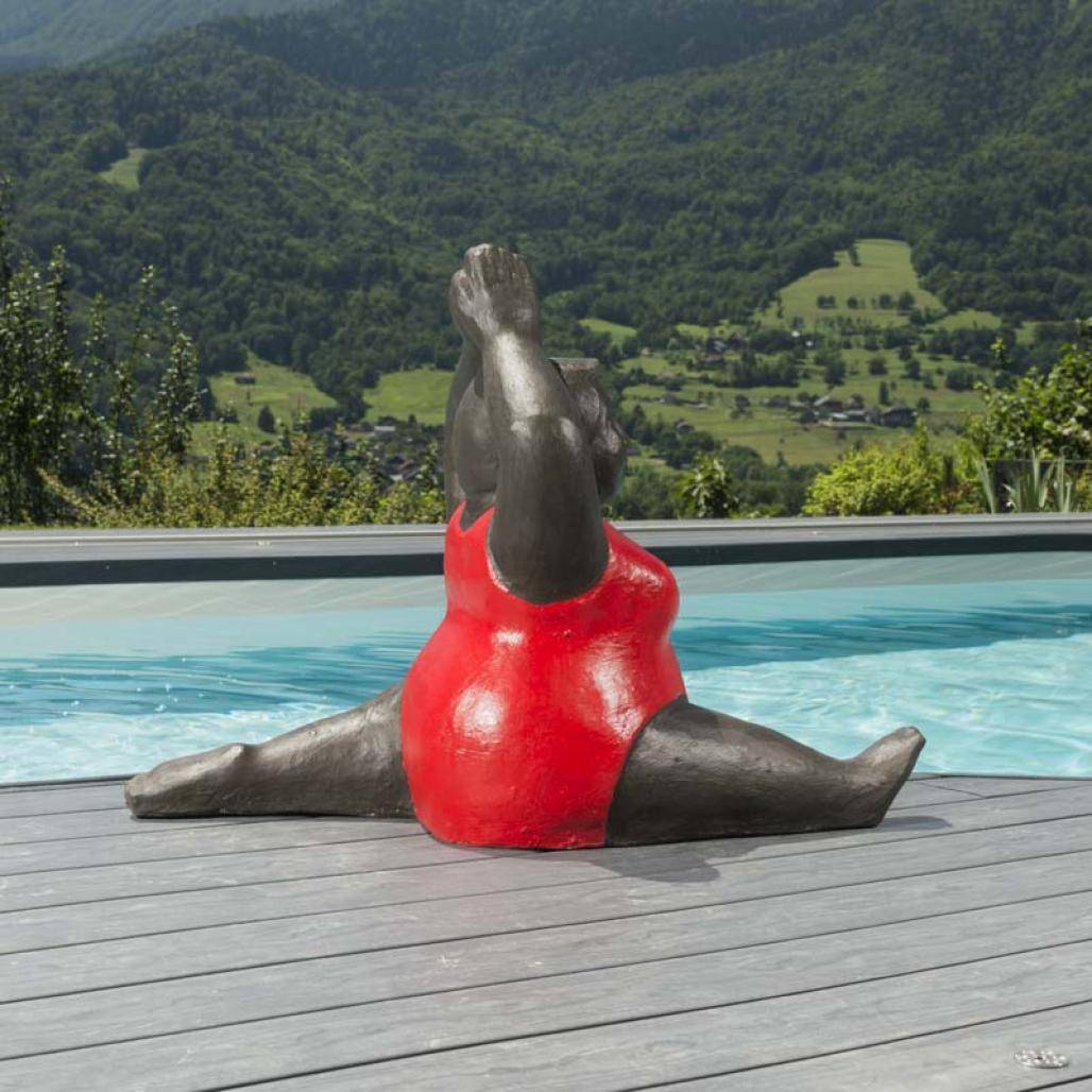 Sculpture de grosse femme en rouge - Image 4