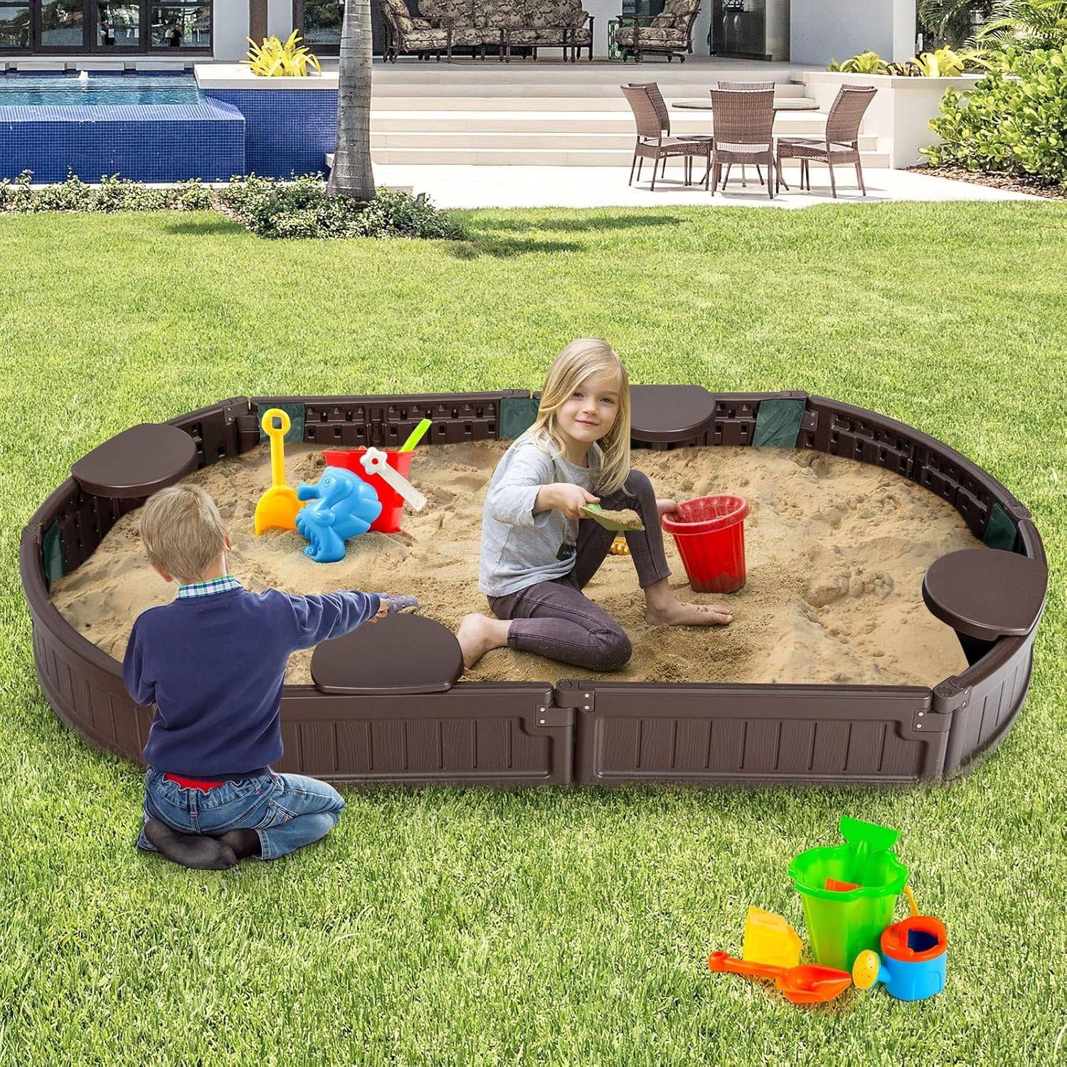 COSTWAY Bac à Sable Enfant Ovale 183x105x21 cm en Plastique avec Housse de Protection Etanche Bâche Intégrée Sièges Doublure Marron - Image 5