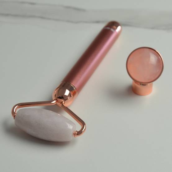 Masseur Visage Roller Pierre Quartz Rose Électrique – MicroVibration -Efficacité - Anti-Age - Stimule circulation sanguine - Sun&Sia - Image 2
