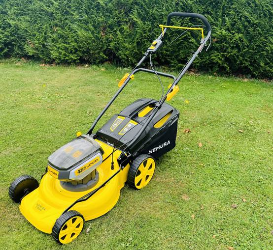 Tondeuse A Batterie 80V (2x40V) - Coupe 42cm - Autotractée + 2 Batteries 2Ah + Chargeur - Autonomie 250m2 - Image 4