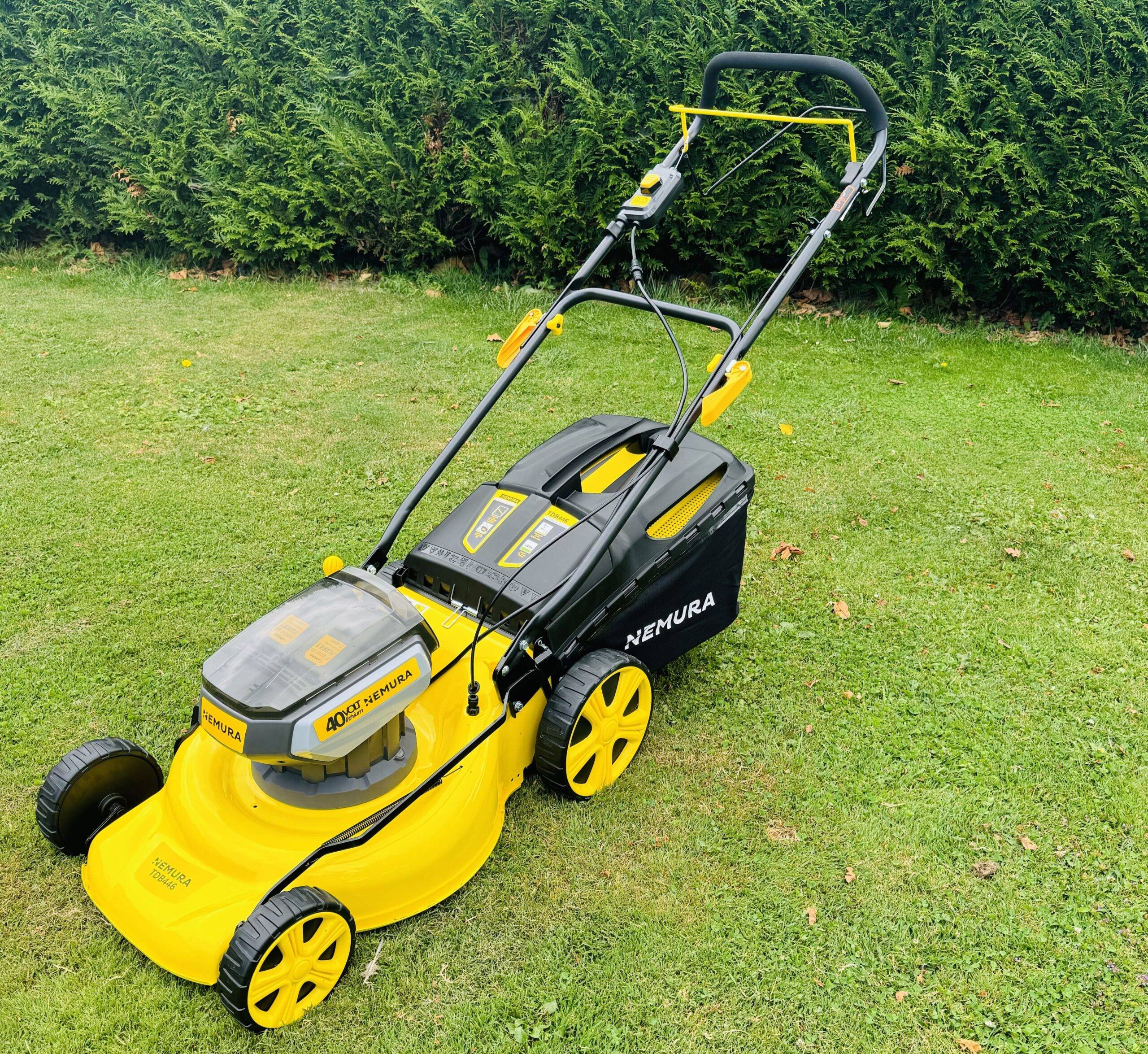 Tondeuse A Batterie 80V (2x40V) - Coupe 42cm - Autotractée + 2 Batteries 2Ah + Chargeur - Autonomie 250m2 - Image 4