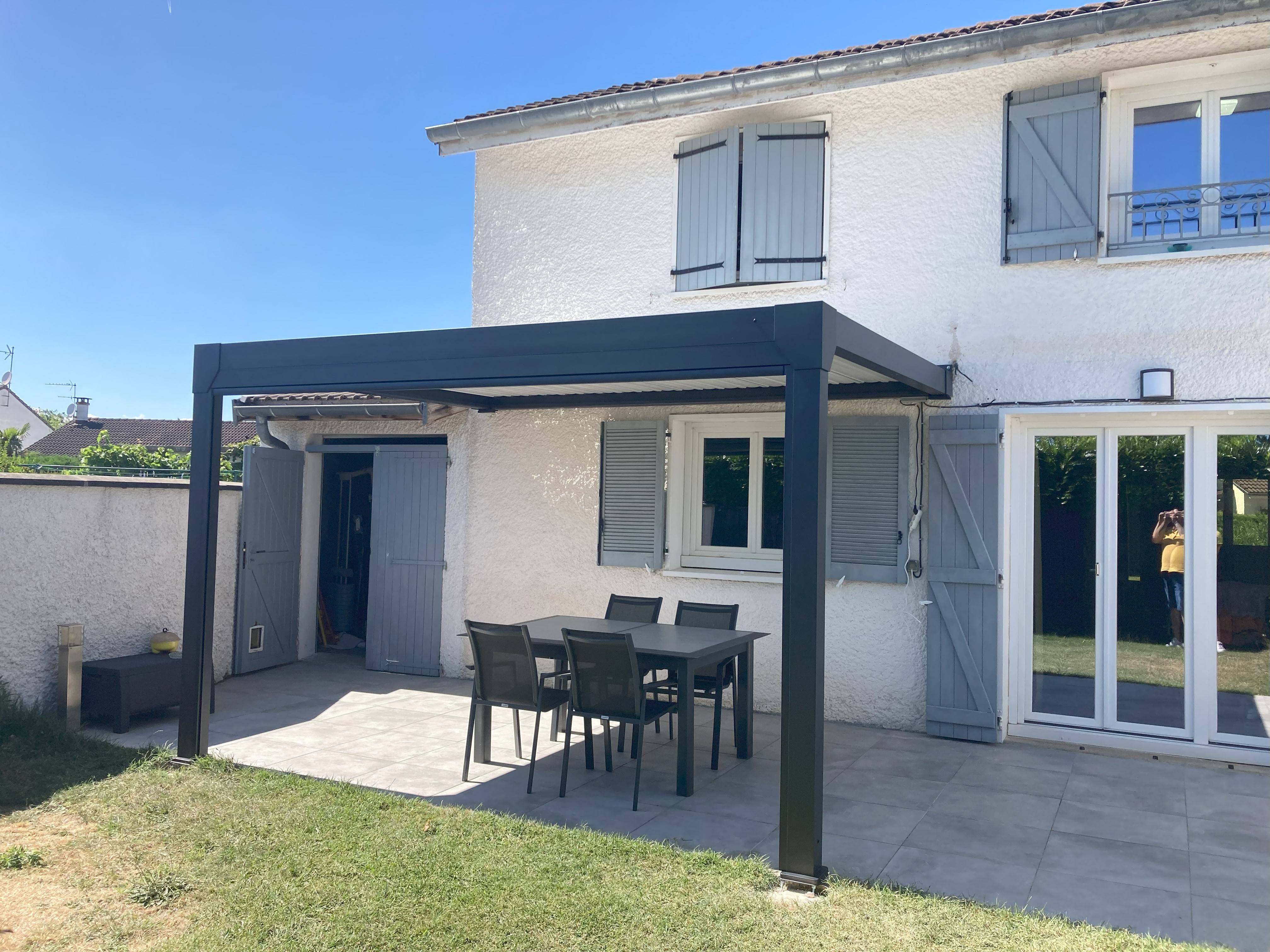 Pergola Bioclimatique 12m² ADOSSEE en aluminium motorisée avec éclairage LED 4x3m coloris noir sable RAL2100 by Green Outside - Image 1