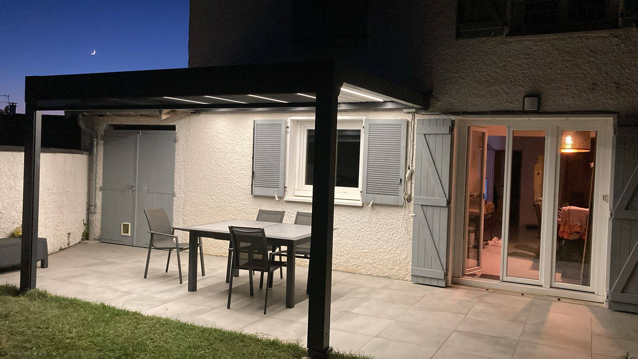 Pergola Bioclimatique 12m² ADOSSEE en aluminium motorisée avec éclairage LED 4x3m coloris noir sable RAL2100 by Green Outside - Image 6