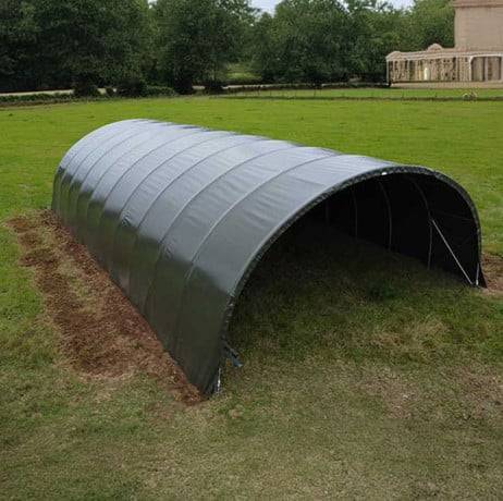 Abri tunnel largeur 8 m pas à 1.50 m - Long 24 m, type Camion 640 gr/m² gris foncé, Façade 1 porte souple et 1 façade pleine, Fix - Image 2