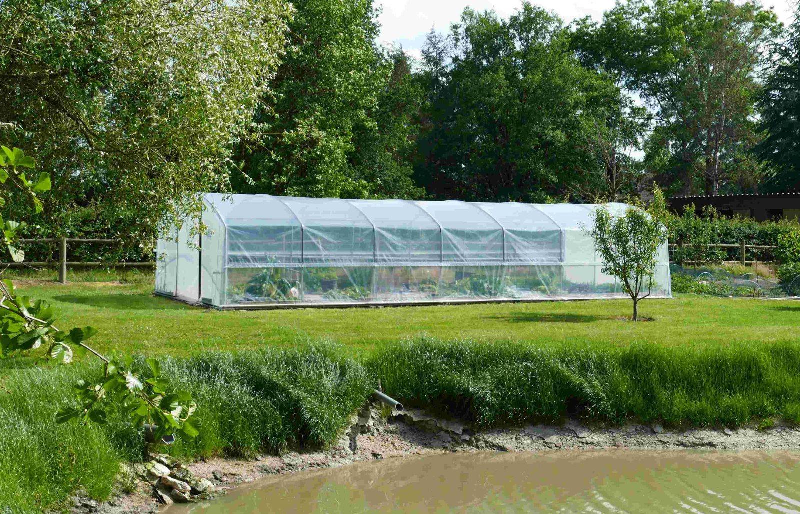 Serre de jardin - 42m² - 4 x 10,5m - pied droit 1,50m - polyéthylène haute densité - 1 porte pivotante - aérations latérales - LES SERRES TONNEAU - Image 1