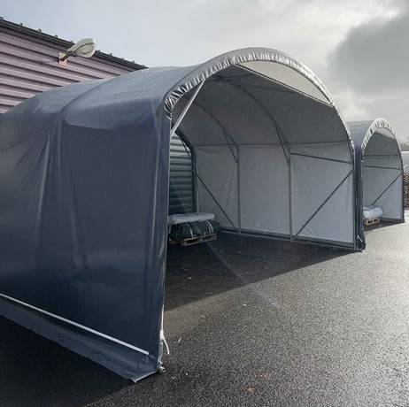 Plastidis - Abri tunnel largeur 5 m pieds droits pas à 1.50 m  - Long 12 m, type Camion 640 gr/m² anthracite, Façade 2 portes dbles, Fix. Sol - Image 3