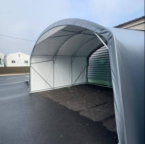 Plastidis - Abri tunnel largeur 5 m pieds droits pas à 1.50 m - Long 12 m, type Camion 640 gr/m² anthracite, Façade 2 portes dbles, Fix. Sol - Image 4
