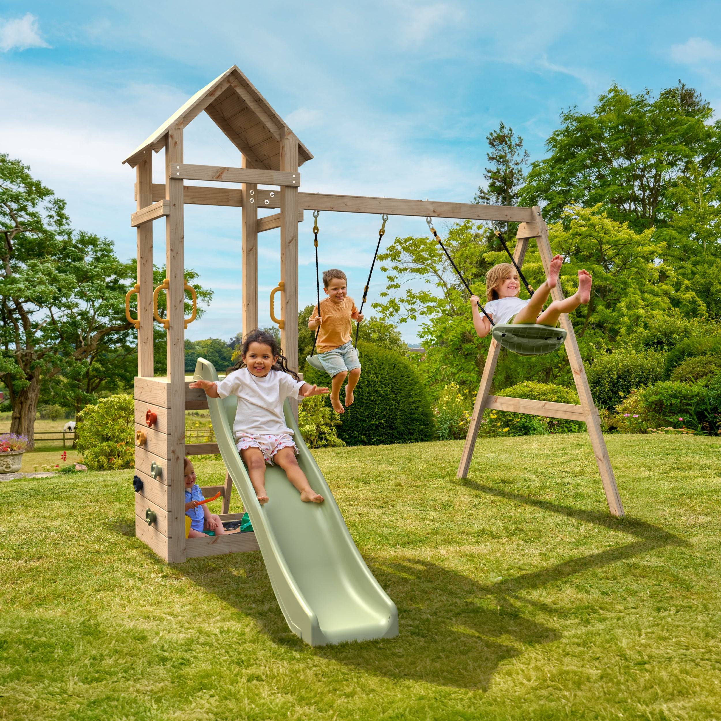 Aire de jeux PLAQUEMINIER avec toit - plateforme - échelle - mur d'escalade - 2 balançoires - toboggan h240 cm - Image 1