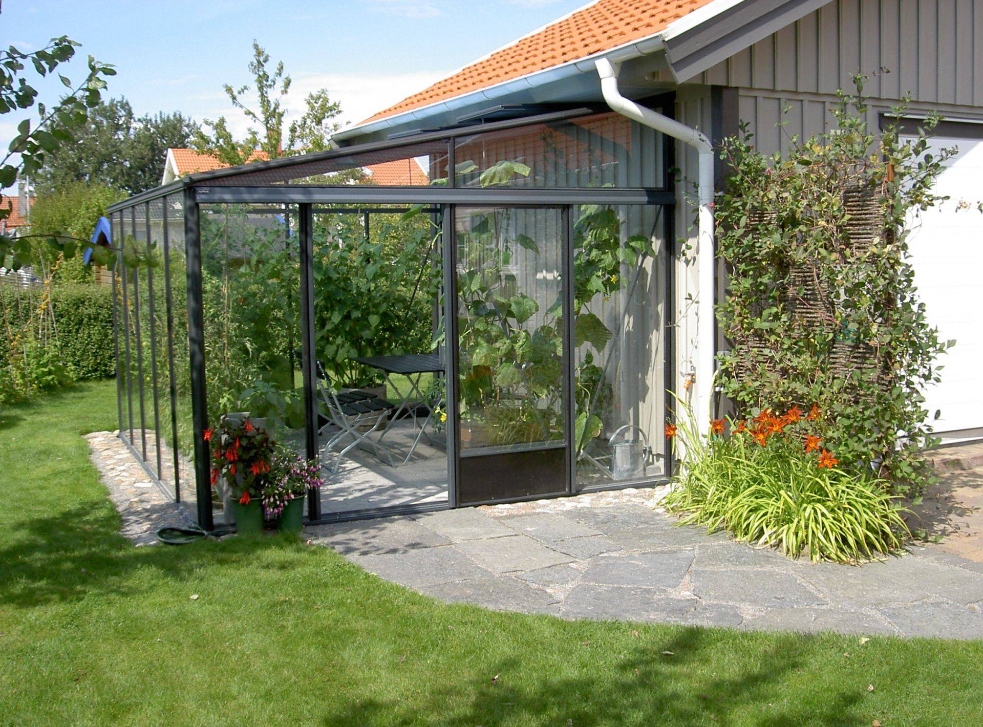 15m²  -  Serre en polycarbonate 8 mm alvéolés  - Euro Murale serre adossée - Laquée - 15m² - rouge vin - L'atelier Des Serres - Image 1