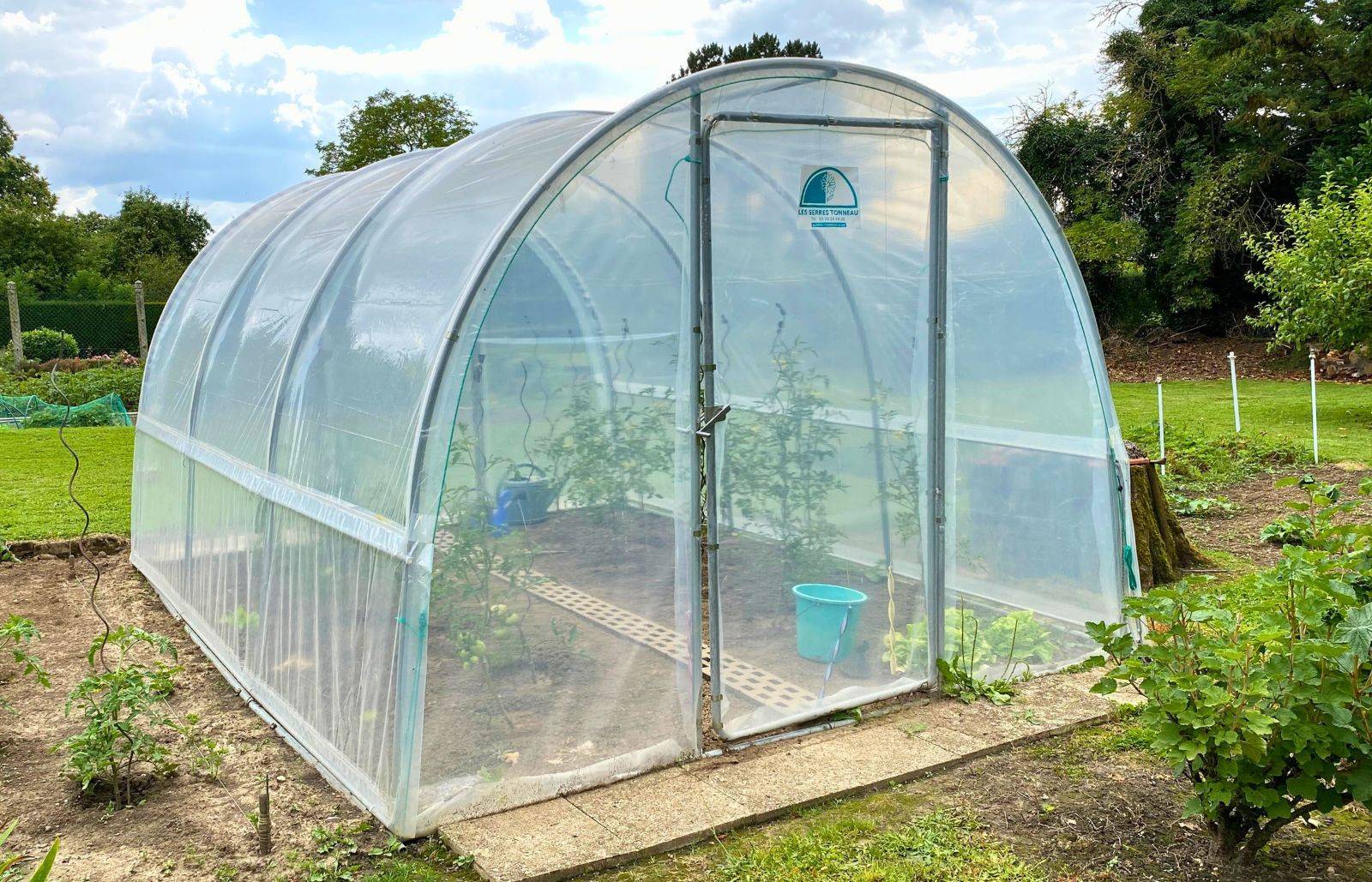 Serre tunnel de jardin - 12m² - 3 x 4 m - pieds arrondis - polyéthylène haute densité - 2 portes pivotantes - LES SERRES TONNEAU - Image 1