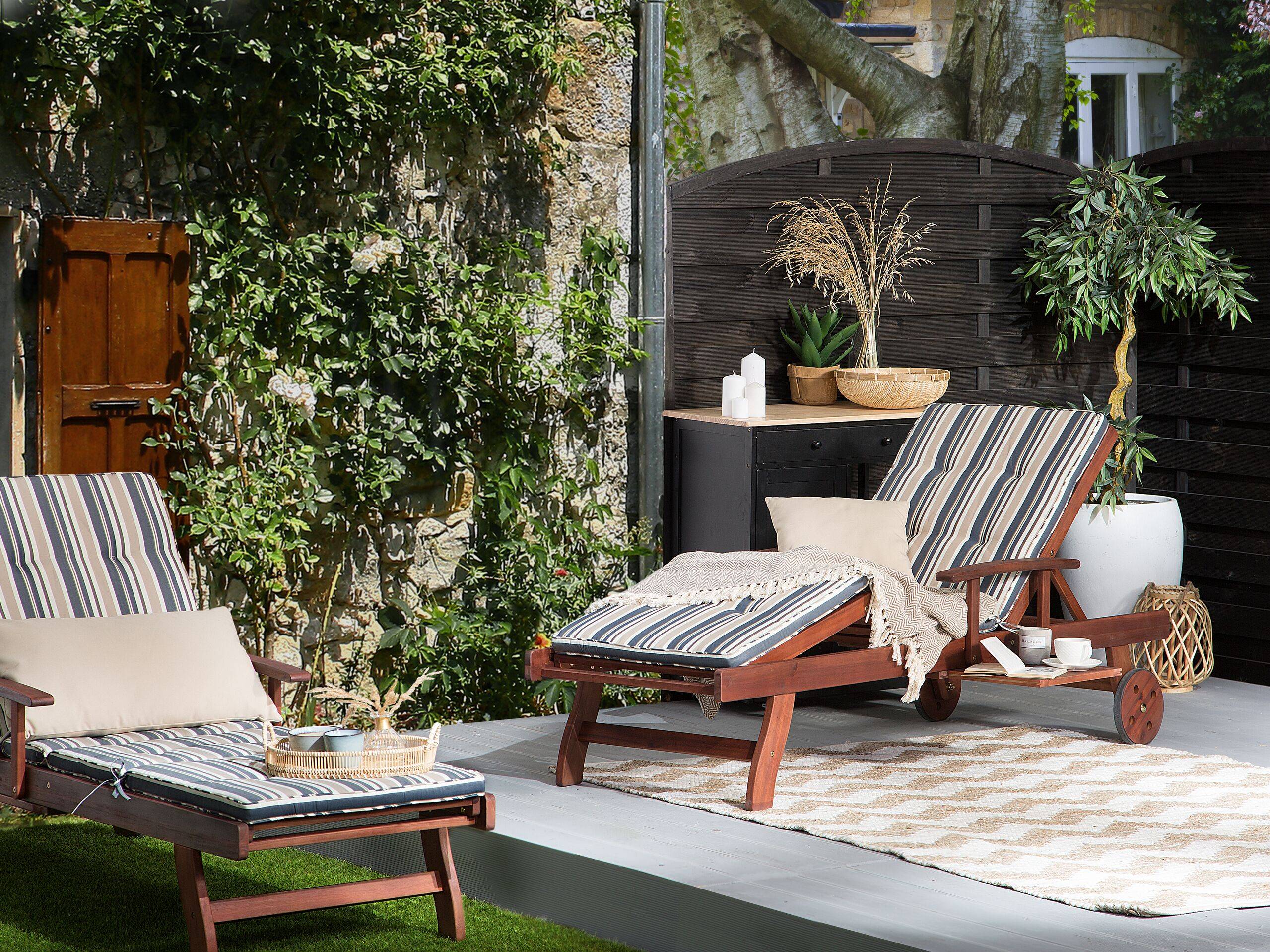 Beliani - Chaise Longue Transat Inclinable en Bois d'Acacia avec Coussin Bleu Beige à Rayure Solide et Résistant pour Terrasse ou Jardin Méditerranéen Beliani - Image 2