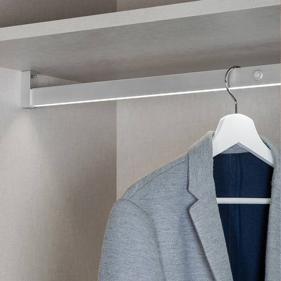 Emuca - Emuca 5074362 Barre De Penderie Pour Armoire Castor Avec Lumière Led, Batterie Amovible Et Détecteur De Mouvement, 1.008, Anodi - Image 1