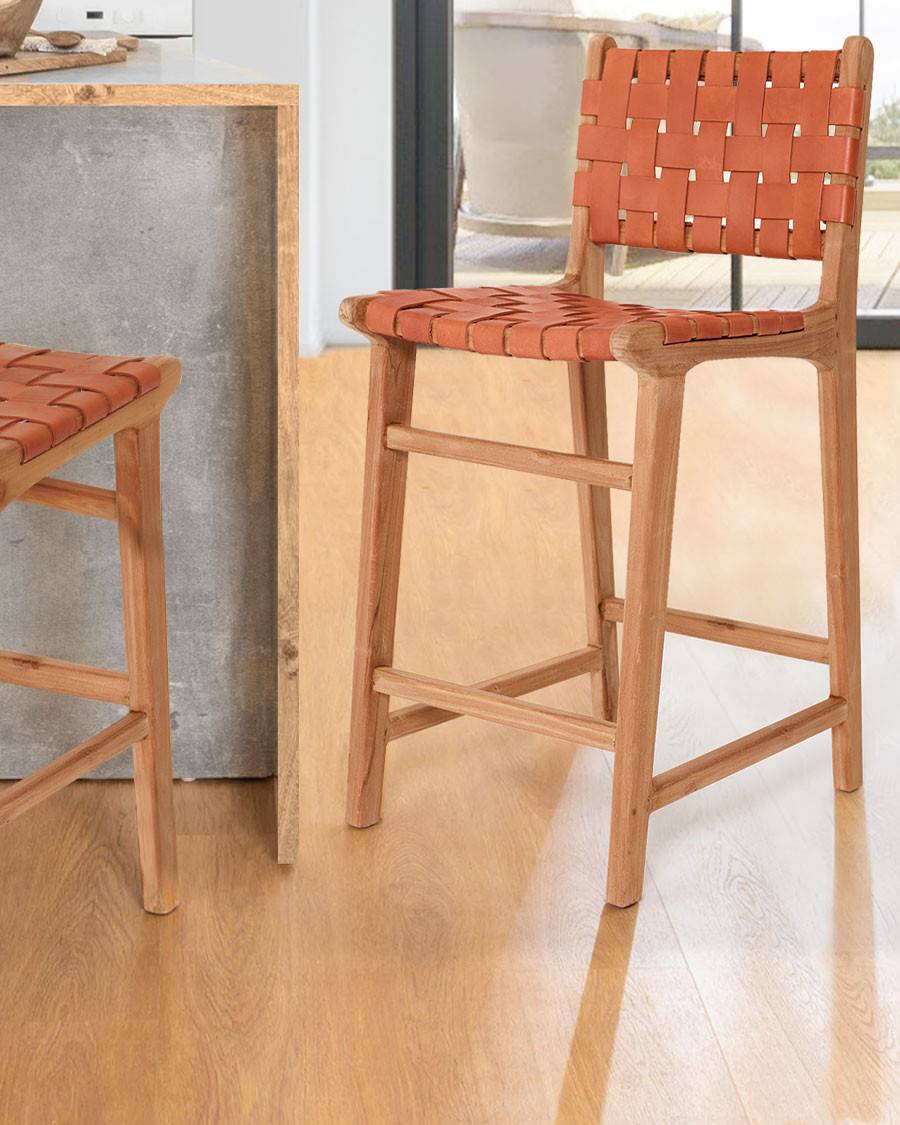 Ambra - Lot de 2 Chaise de bar en teck massif et cuir vachette tressé marron - UNIQKA - Image 2