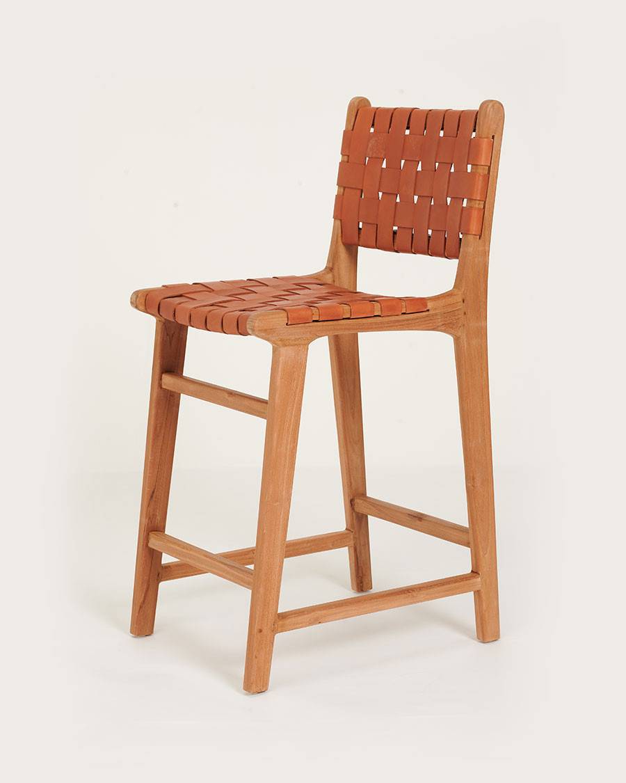 Ambra - Lot de 2 Chaise de bar en teck massif et cuir vachette tressé marron - UNIQKA - Image 1
