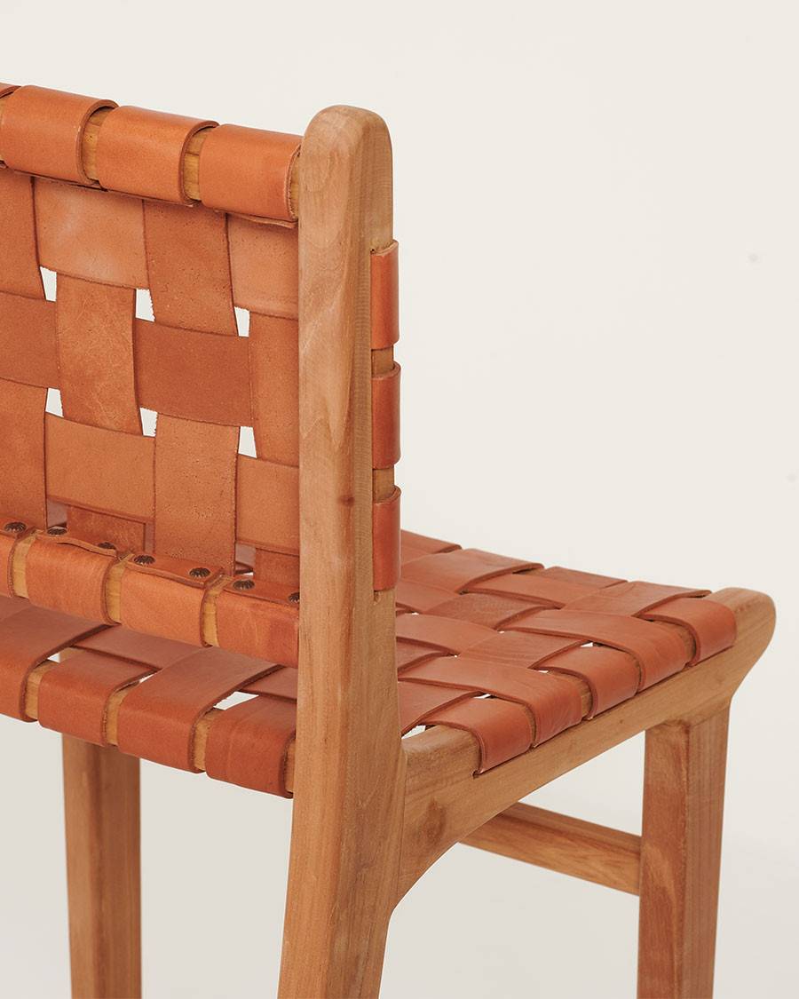 Ambra - Lot de 2 Chaise de bar en teck massif et cuir vachette tressé marron - UNIQKA - Image 7