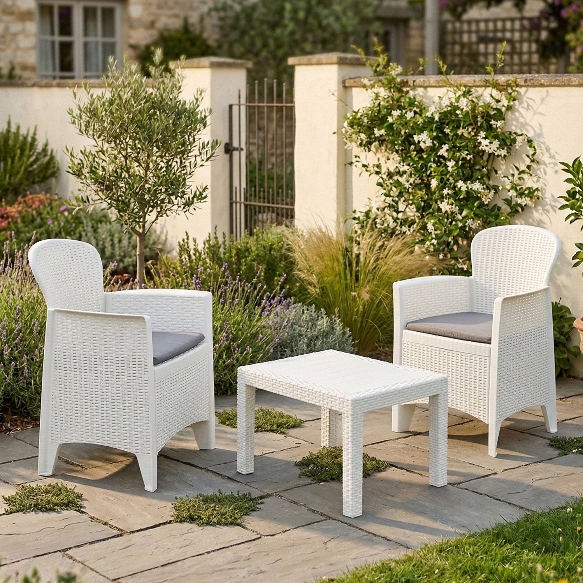 Dmora - Ensemble de salon d'extérieur Dzucco, Composition de jardin avec 2 fauteuils et 1 table basse, Salon effet rotin avec coussins, Blanc - Dmora - Image 2