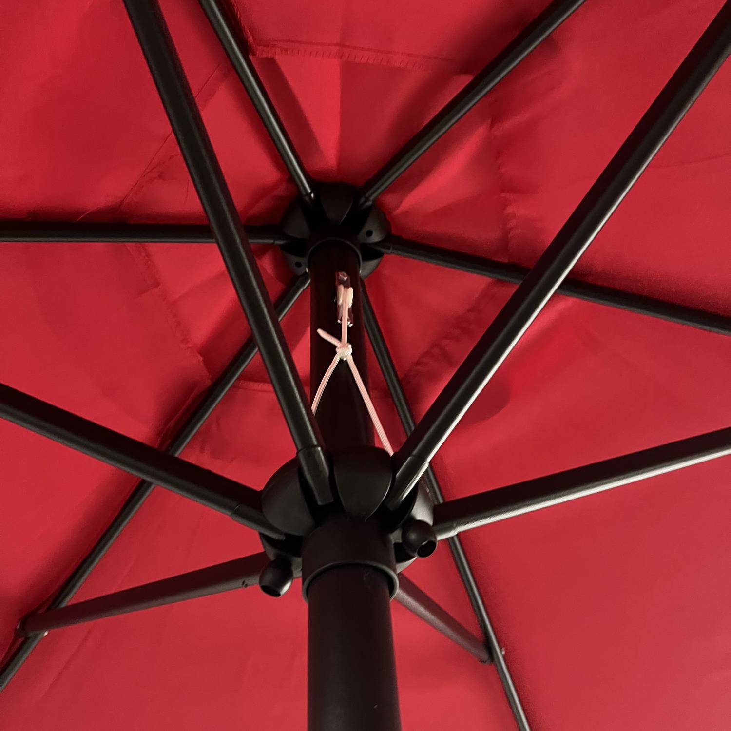 Parasol droit HAPUNA rond 2,70m de diamètre rouge - HAPPY GARDEN - Image 5
