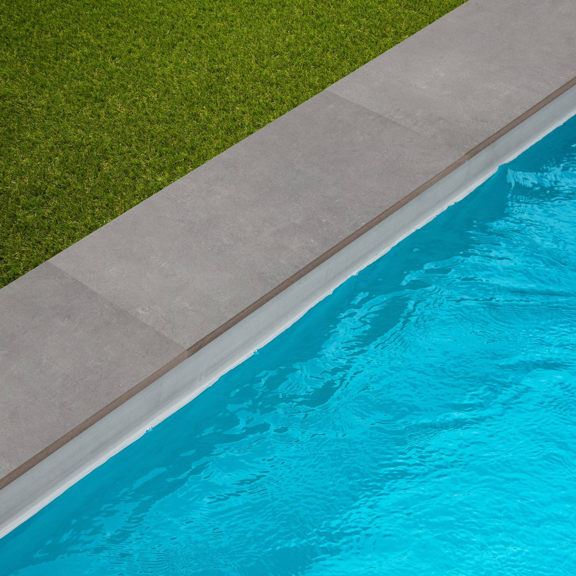 Margelle de piscine effet Béton Gris 60x28x2 cm Bord Droit Cemento  - RO'MA CARRELAGE - Image 1