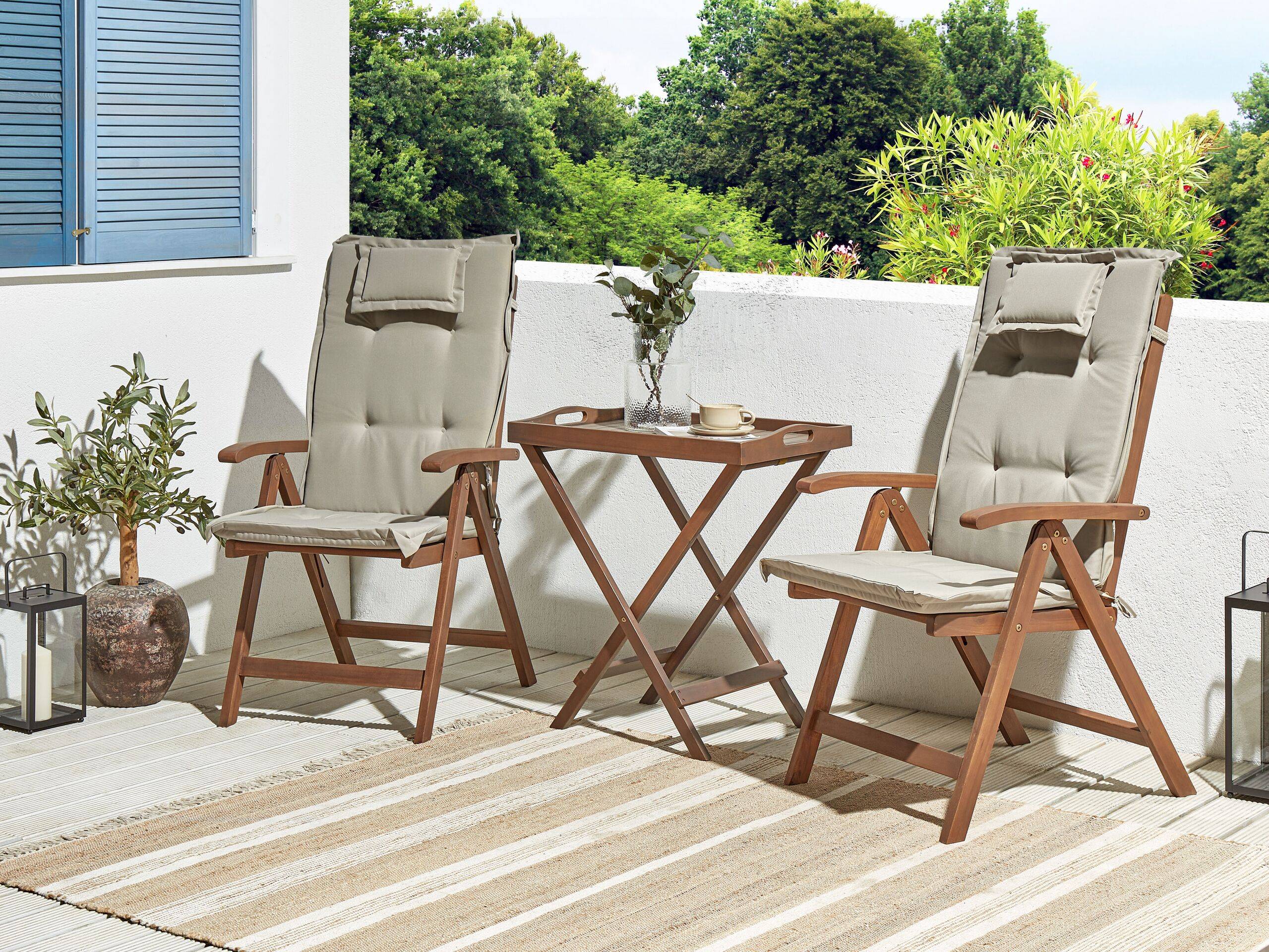 Beliani - Set de Jardin ou Terrasse en Bois d'Acacia Foncé Table et 2 Chaises Inclinables et Pliantes avec Coussins Taupe pour Tout Usage - Image 2
