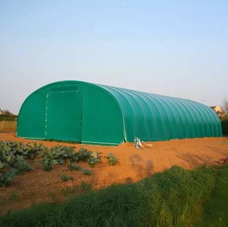 Abri tunnel largeur 9.30 m pas à 1.50 m - Long 12 m, type Camion 720 gr/m² gris/blanc, Façade 2 portes souples, Fix. Sol terre bâc - Image 3