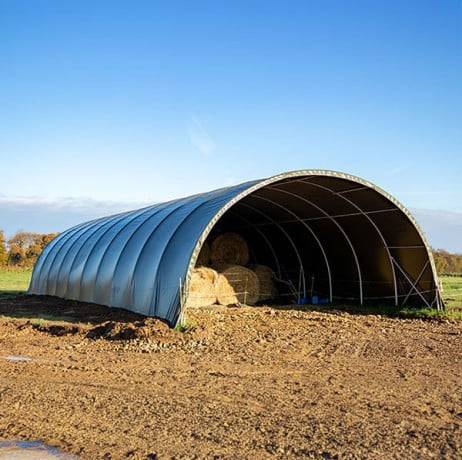 Abri tunnel largeur 9.30 m pas à 1.50 m - Long 12 m, type Camion 720 gr/m² gris/blanc, Façade 2 portes souples, Fix. Sol terre bâc - Image 10