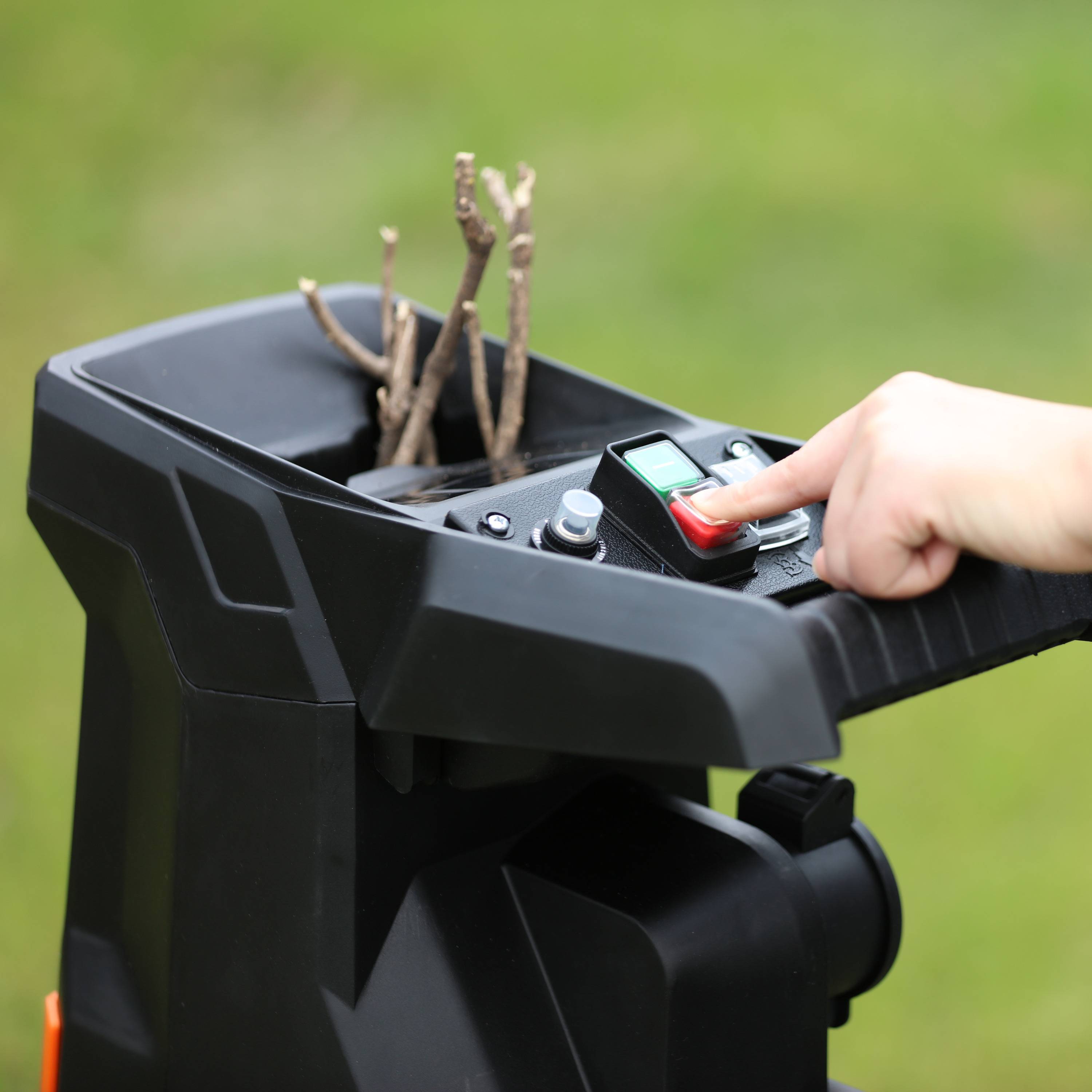 Broyeur de végétaux électrique 2800W bac 60L Yard Force ER U45 - Image 6